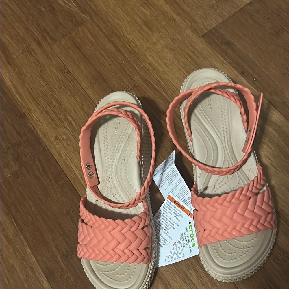 Coral NWT  women’s Croc sandals size 8 - Picture 4 of 7